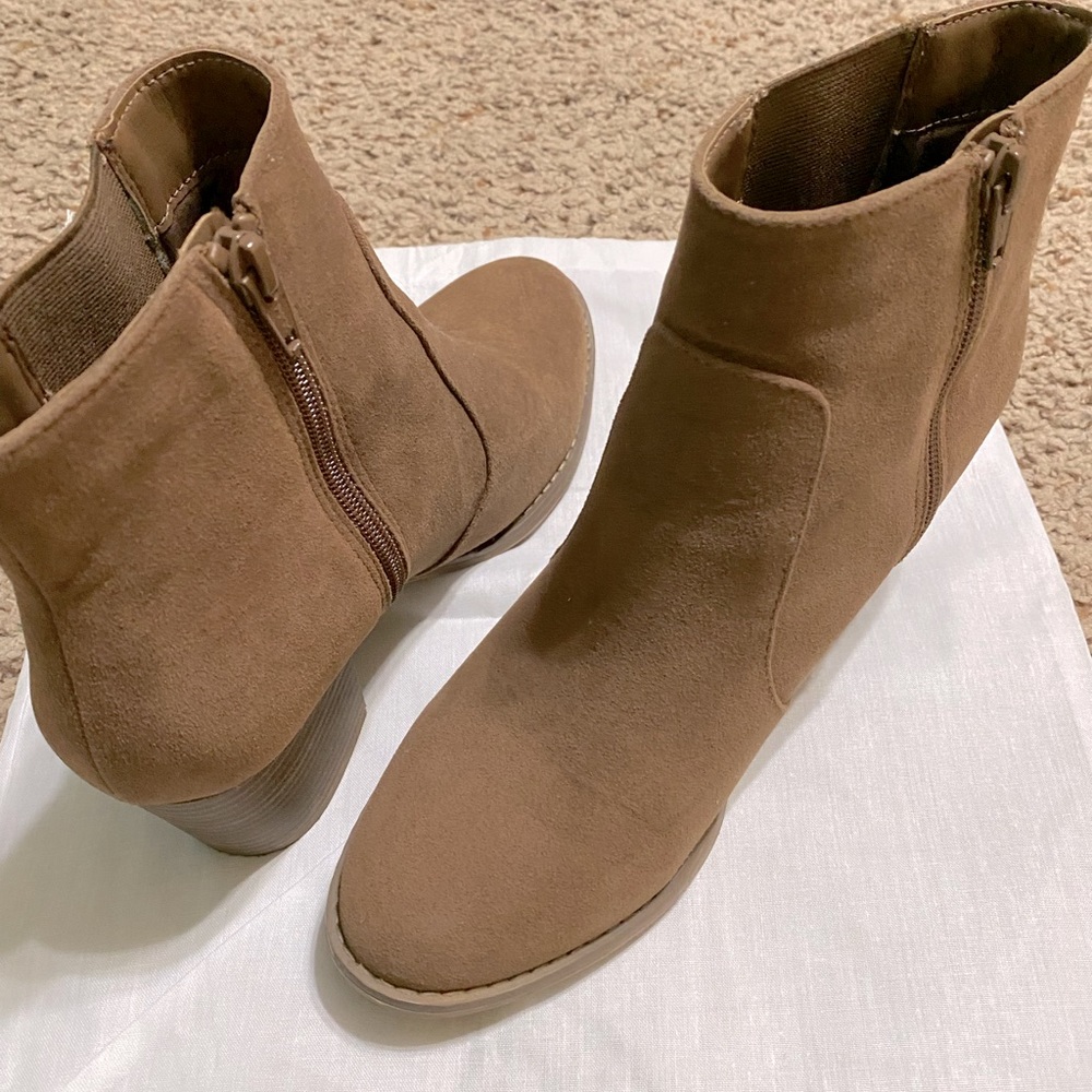 Universal thread brown bootie